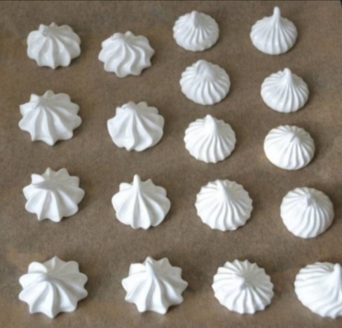 БЖУ на 100 грамм готового продукта (примерно): Белки: 10-12 г., Жиры: 0 г., Углеводы: 2-3 г (зависит от используемого сахарозаменителя)Калорийность: 50-60 ккал