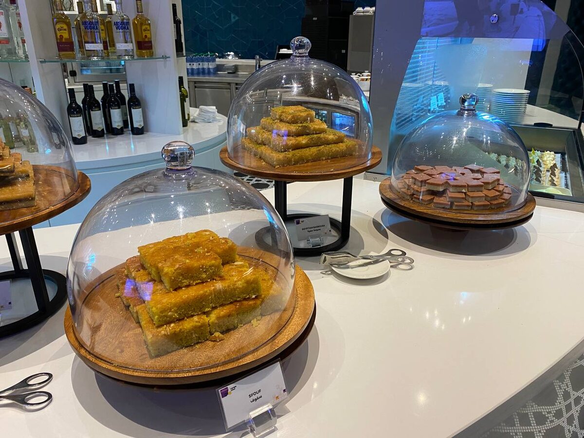 Дубай (DXB, Т1), бизнес-зал Ahlan Business Lounge. Июнь 2025.