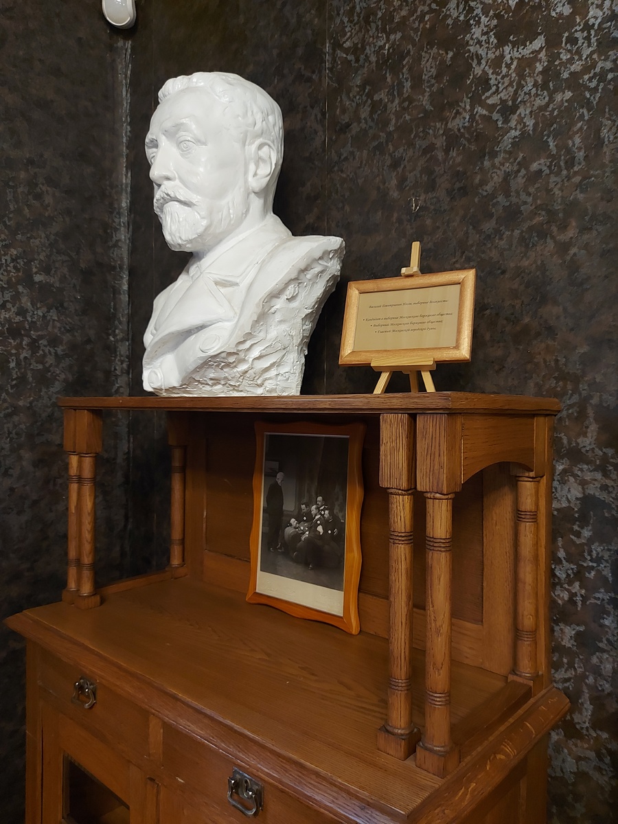 Фото автора. Бюст В. Д. Носова.