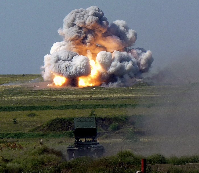 За один полный термобарический "удар" система накрывает аэрозольным облаком горючего вещества 4 гектара (40 000 м²), которая, воспламеняясь превращает огромные территории в пылающий ад. tvzvezda