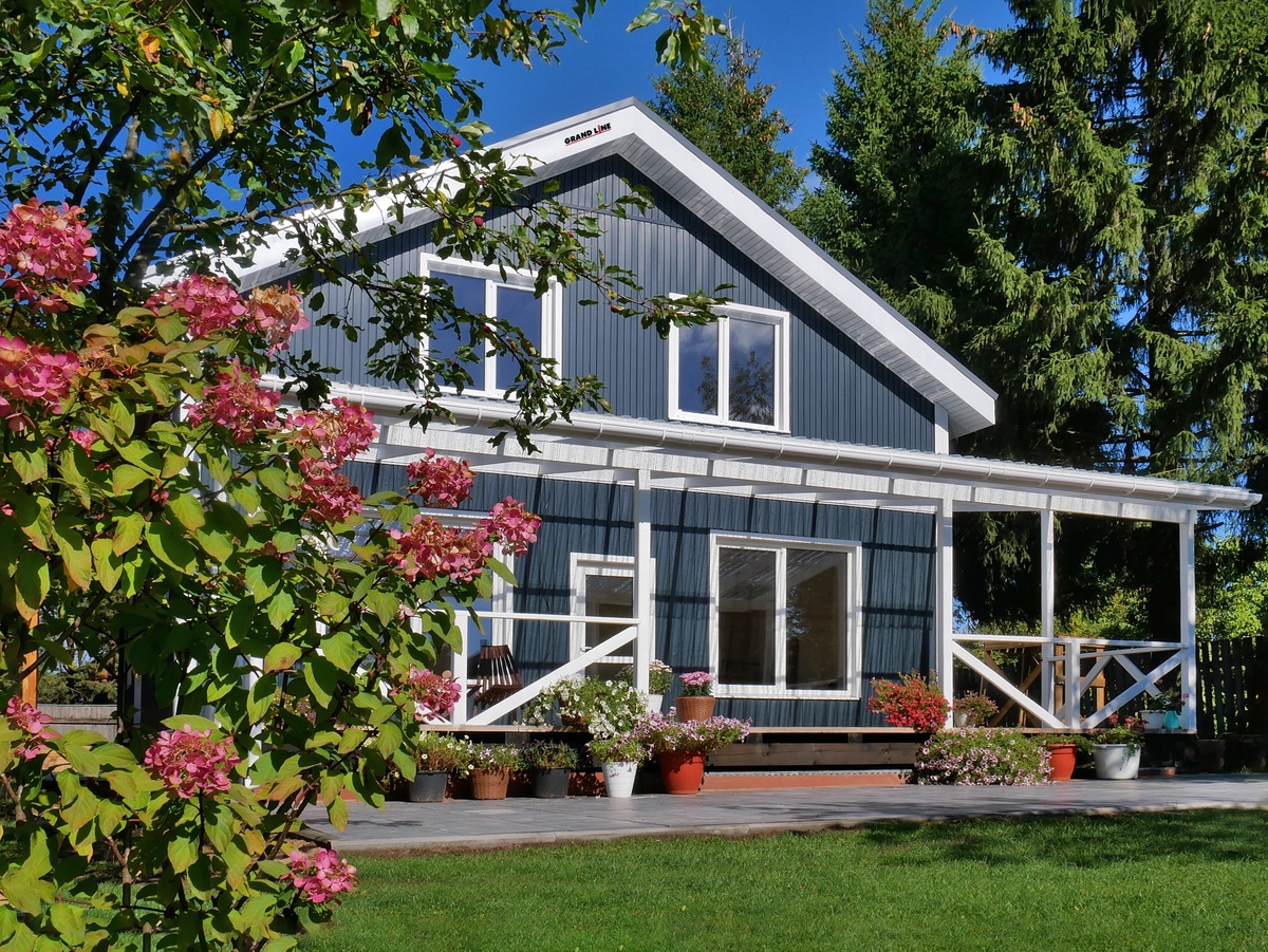 Фасад: Акриловый сайдинг Архитекутрный планкен в цвете Графит