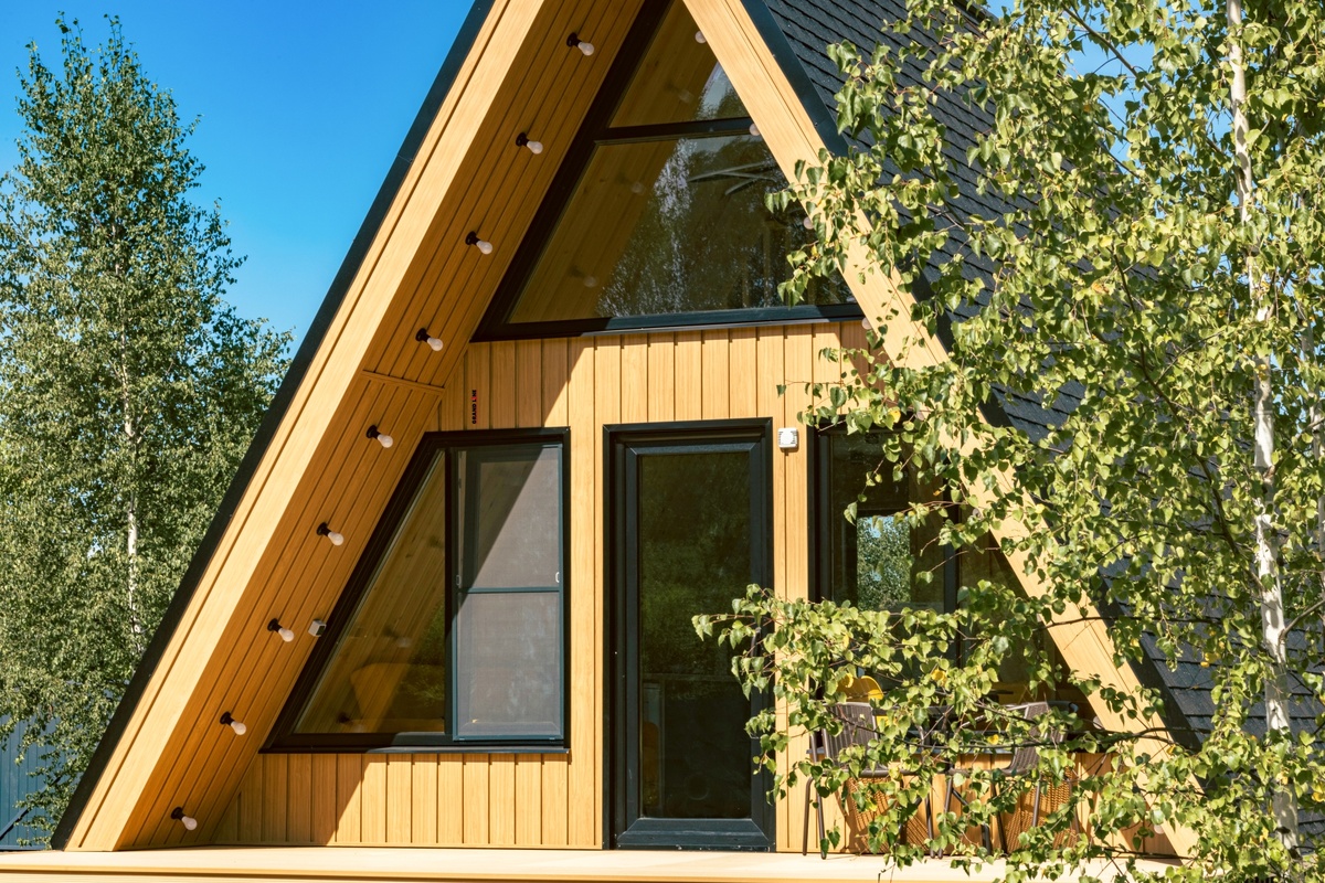 Фасад: Металлический сайдинг Квадро Брус в цвете Honey Wood