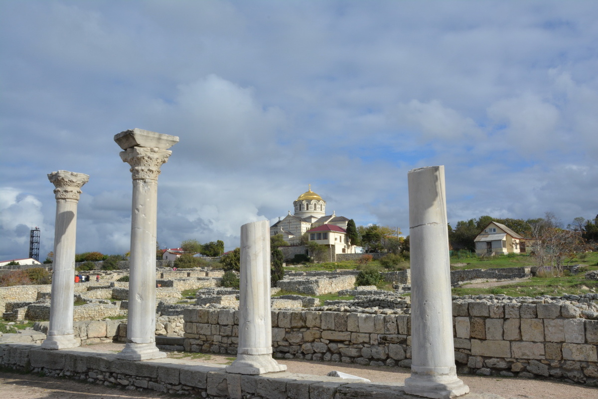 Эти колонны знают все. Фото Сергея Малышева.