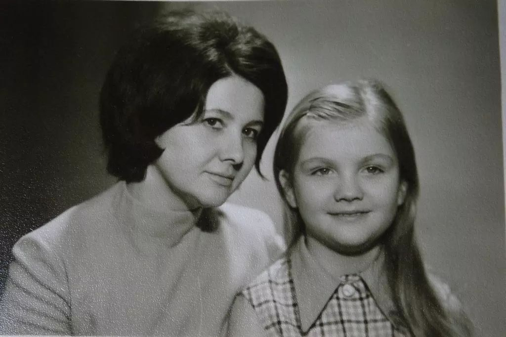 Инна с мамой в детстве. Фото из личного архива / Фонд "Живи сейчас"