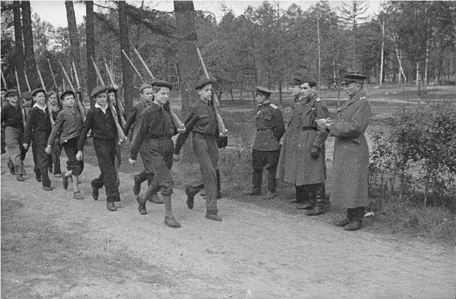 ПКиО «Сокольники». Оленьи пруды. Ученики 613 школы на военной подготовке. Период создания: 1943 г. Источник: https://pastvu.com/p/2245929