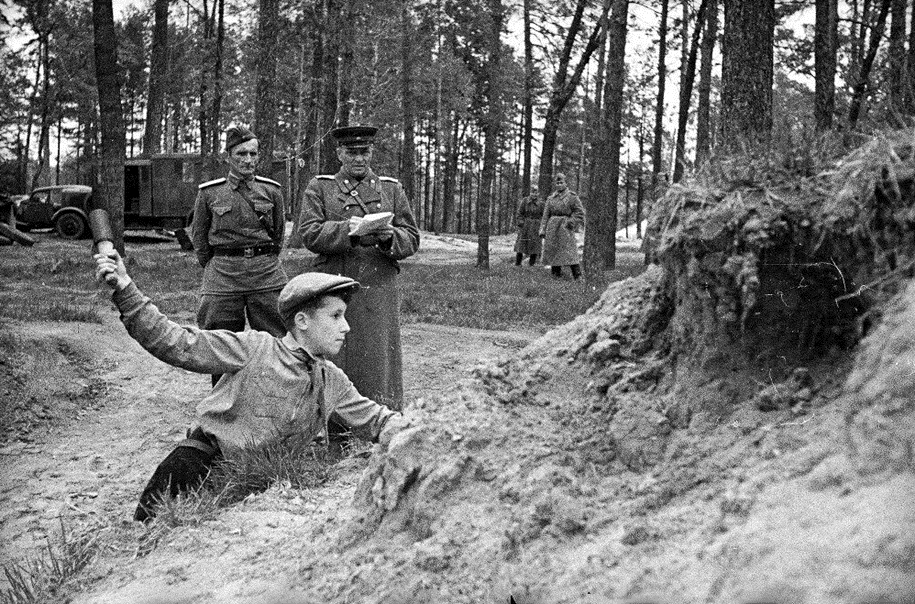 ПКиО «Сокольники». Ученики 613 школы на испытаниях по военной подготовке. Период создания: 1943 г. Источник: https://pastvu.com/p/2245882