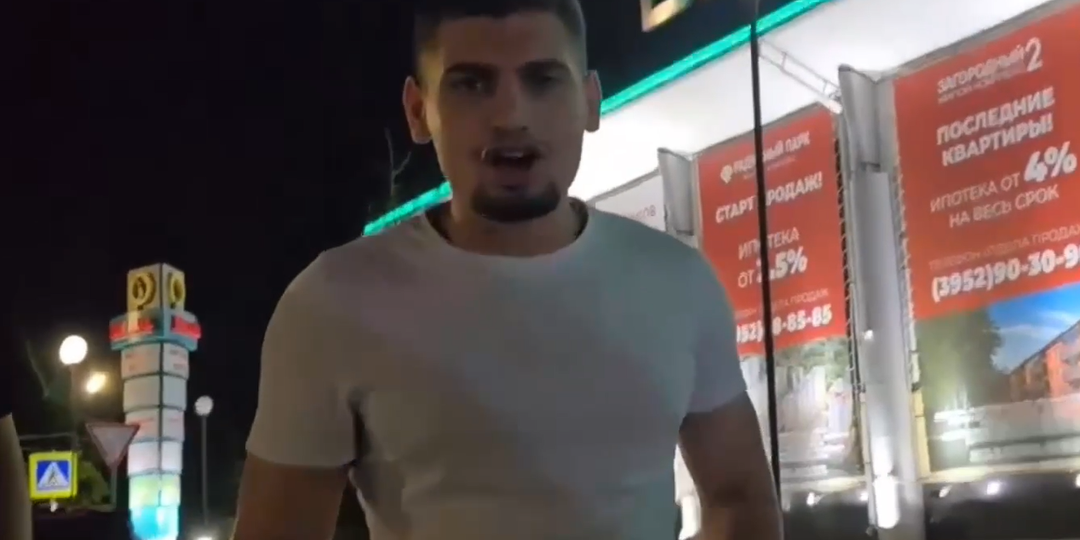 «Я мусаров шатал!»: блогер обматерил полицейских за то, что его заставили снять тонировку с авто