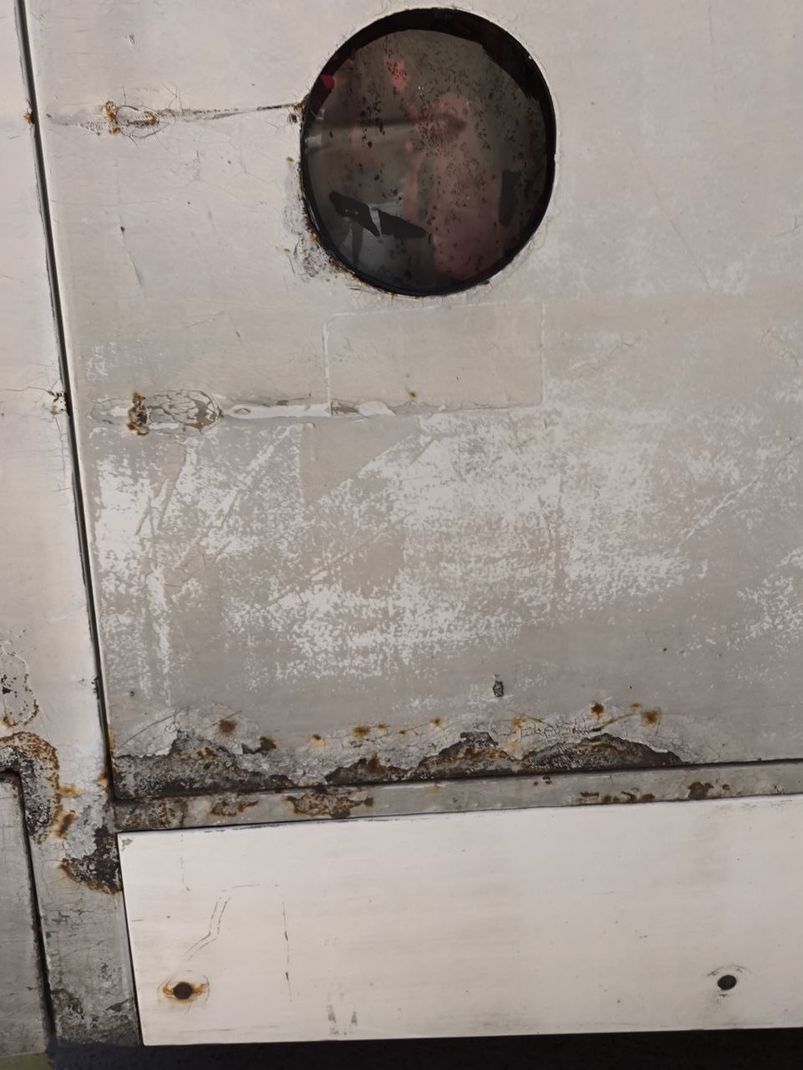 Живописно со знаком минус

"Блокнот Таганрог" выпустил серию материалов о состоянии салонов городского автотранспорта. Отличились в плохом смысле и некоторые большие автобусы, и почти все бывшие маршрутки - автобусы малой вместимости.

Во многих чехлы кресел были покрыты толстым слоем чёрной пластичной массы. Их можно поначалу принять за дерматиновые, но это тканевое покрытие, только безобразно засаленное. В полах и стенах - дырки на улицу. Поручни облезлые.

После проверок местного Управления транспорта и наложенных штрафов на автопредприятия, примерно половину транспорта хотя бы помыли и удосужились прикрыть дырявые сиденья новыми съёмными чехлами. А в некоторых подлатали дыру в полу и поставили новые кресла.

Но кому-то штрафы нипочём. Например, владельцу этого автобуса малой вместимости, обслуживающего маршрут № 30. 













Наш читатель прислал фото и рассказал: "Часто ездим на 30 маршруте. И обычно приезжает раздолбанная ржавая хундай с засаленными и порванными сидениям, на которые страшно присесть. Сегодня засняли это "красоту" внутри и снаружи! Просим чтобы вы опубликовали наше обращение! Невозможно ездить в этих ржавых корытах. Тем более что в очередной раз подняли стоимость проезда".

* Орфография и пунктуация автора цитаты сохранены.

Мила Мишустина