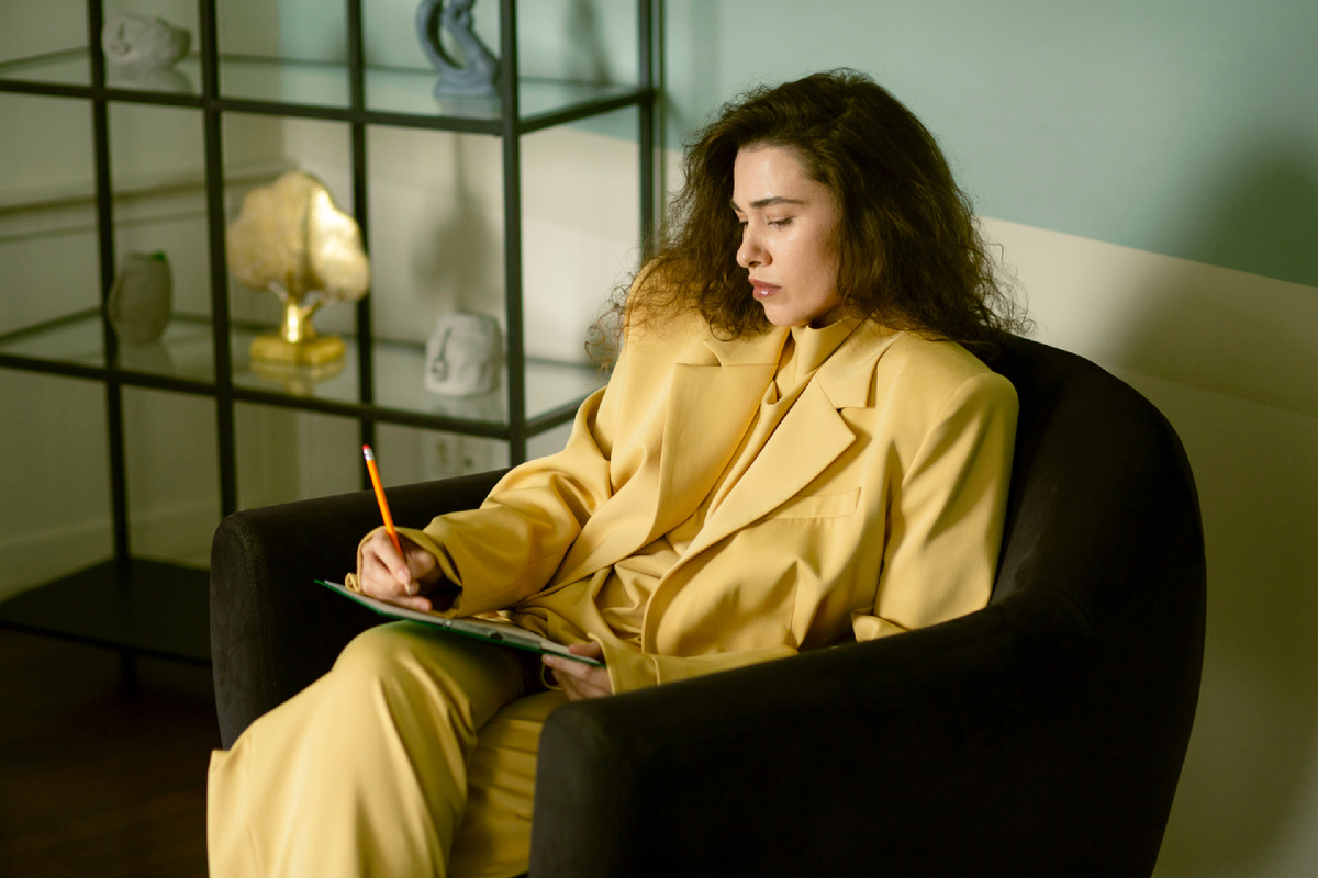 Очень часто мы не осознаём, как внутренняя "архитектура" нашей психики влияет на наши отношения, бизнес, решения.
Именно поэтому работа со специалистом так важна — она позволяет увидеть эти скрытые конструкции и вернуться в контакт с реальностью.