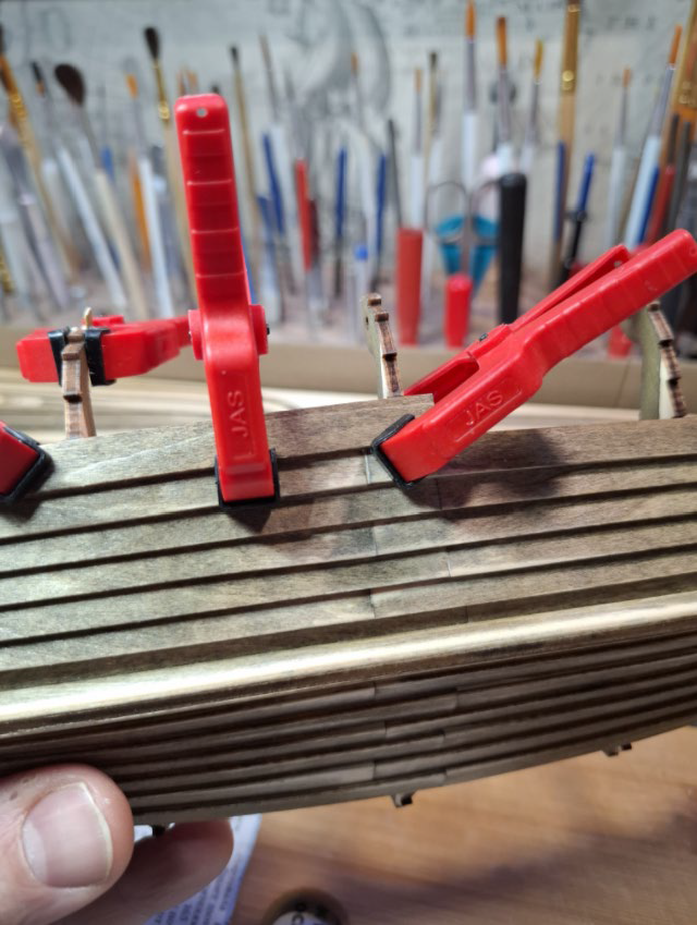 Приклеивание досок обшивки корабля "насухую".