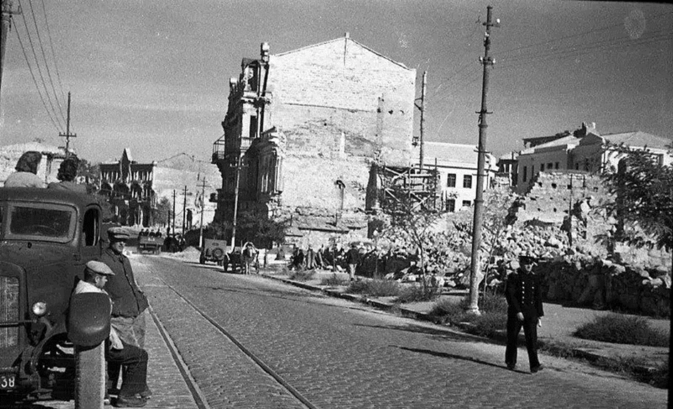 2. Севастополь благоустраивается. Улица Фрунзе М.В. (ныне проспект Нахимова).
Автор: М.Б. Покатило
Период создания: 1945 г.
Местонахождение: Федеральное государственное бюджетное учреждение «Музей-заповедник героической обороны и освобождения Севастополя».