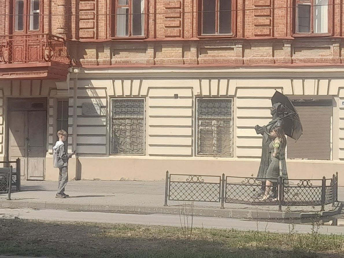 Вчера прошел дождь. Он был кратковременным: ни серьезных подтоплений, ни рухнувших деревьев. Но даже этого небольшого дождя хватило, чтобы наполнить одну из вечных луж нашего города. 

Посмотрите. Этот парень на фото не выходит из двора - просто через двор он вынужден обходить небольшое море. В самую небольшую сырость вода стоит тут от края до края пешеходной части - спасает только кочка посреди лужи. И стар, и млад прыгает.  Или обходят по дороге: 


А рядом - туристическая жизнь: 



Да и лужа расположена около дома, который, по документам, памятник культуры регионального значения. А внутри - общественная организация, Роскадастр.  Но луже это никак не помогает исчезнуть. 

Сейчас - начался новый день. Лужа лишь чуть-чуть подсохла. Люди продолжают ходить в обход. 

Егор Белов