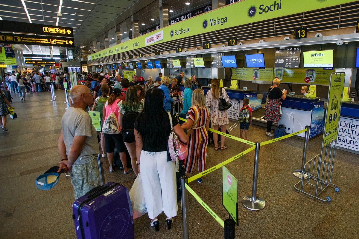 Пассажиры в аэропорту Рига © Sputnik