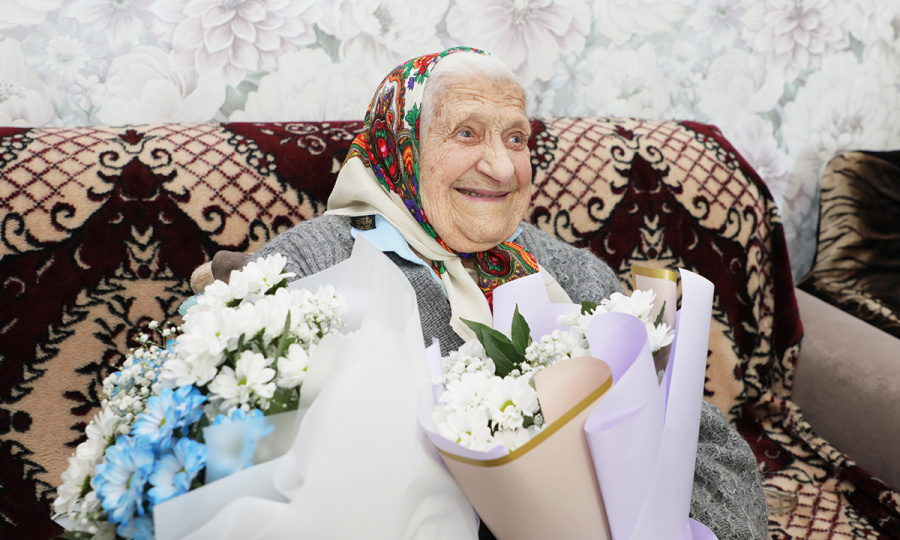 Нина Игнатьевна Волочко принимает поздравления с вековым юбилеем