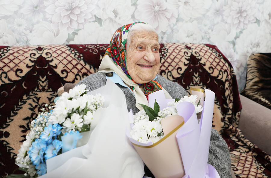     Нина Игнатьевна Волочко принимает поздравления с вековым юбилеем