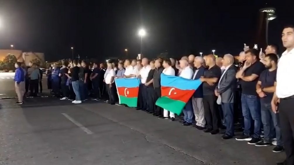   Встречу тел братьев Сафаровых в бакинском аэропорту организовали на государственном уровне. Фото: кадр видео