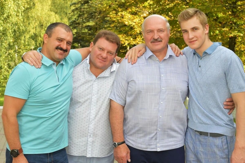 Александр Лукашенко с сыновьями. Фото: @mr.lukashenko31
