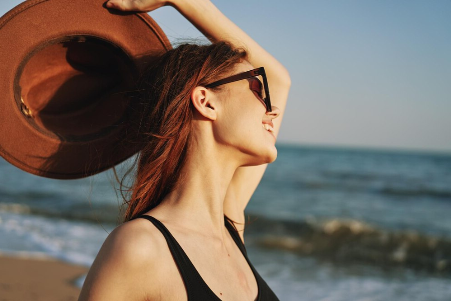 Девушка, использующая спф-масла