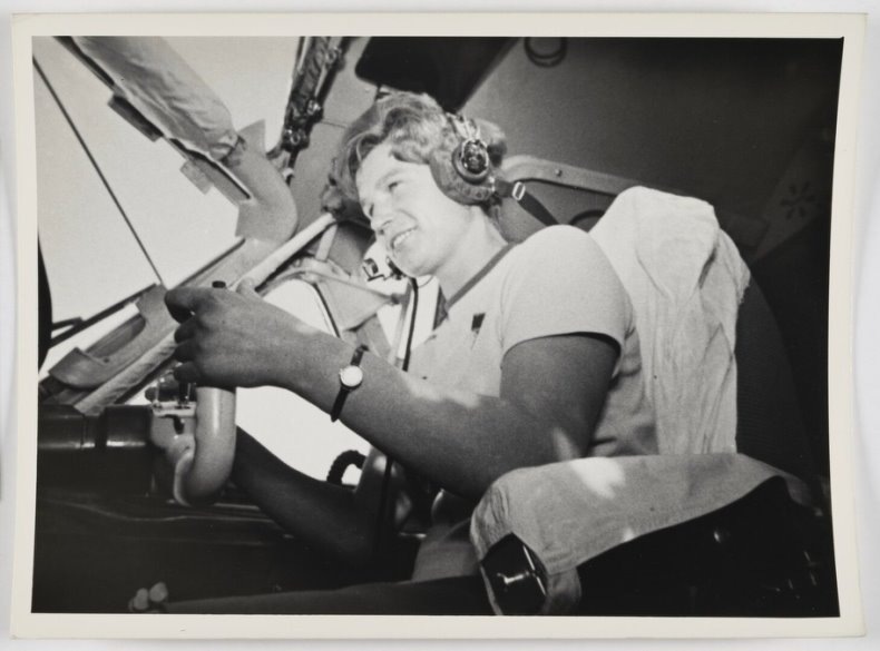 Неизвестный автор (пересъемка И. Новиков). Валентина Терешкова за штурвалом самолета во время перелета из Куйбышева в Москву, 22 июня 1966. РОСФОТО