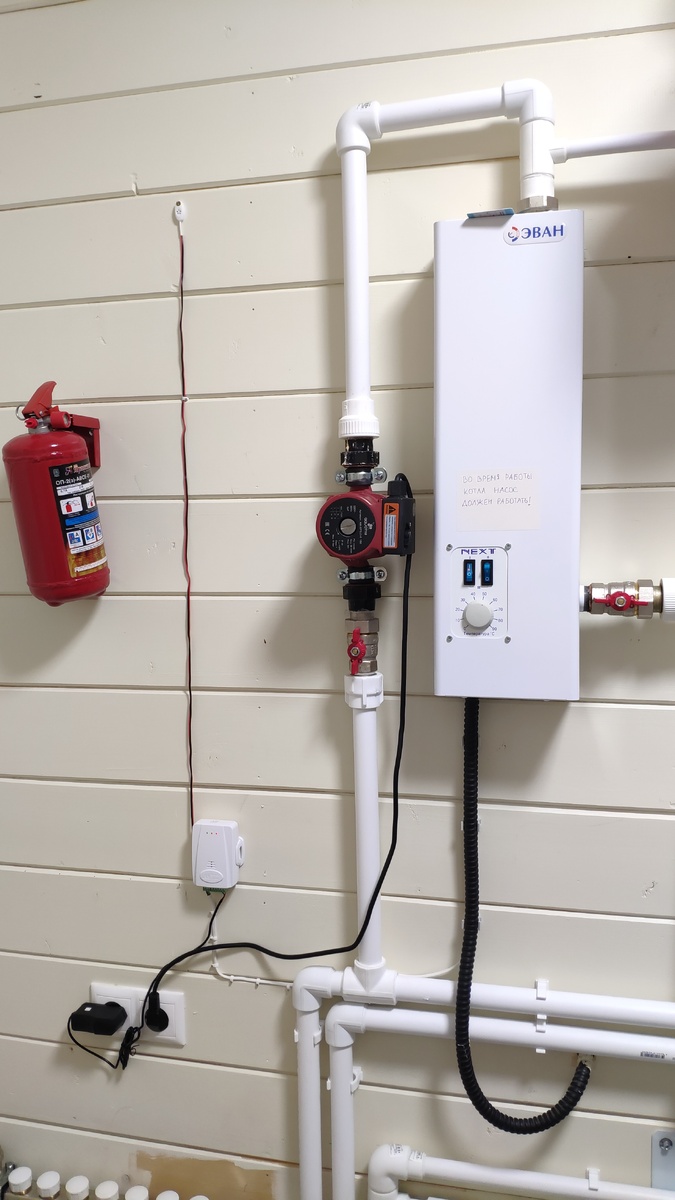 Кусочек котельной с котлом и насосом