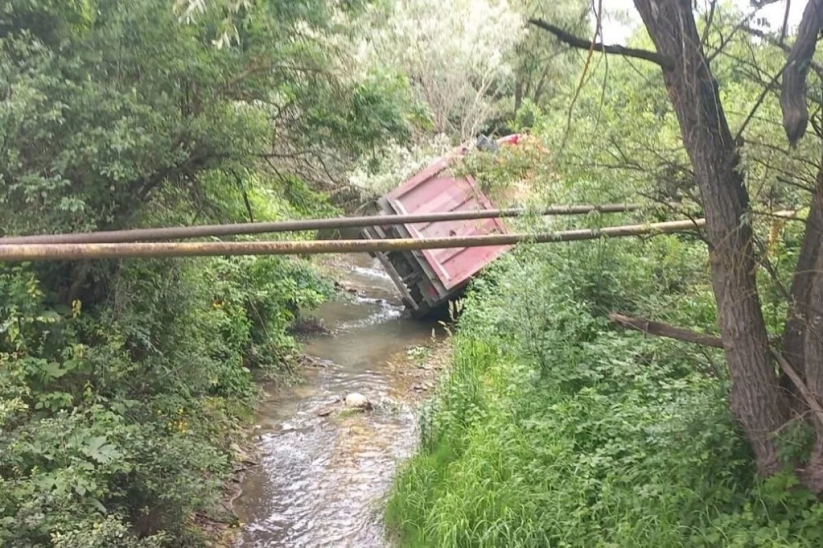    Грузовик упал в реку после столкновения с легковушками в Предгорном округе
