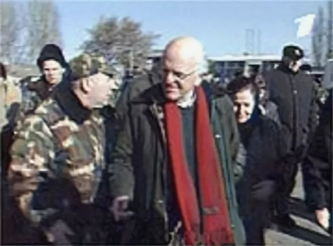 Меня здесь не видно, но я где-то рядом (снимок из выпуска новостей, фото из интернета)