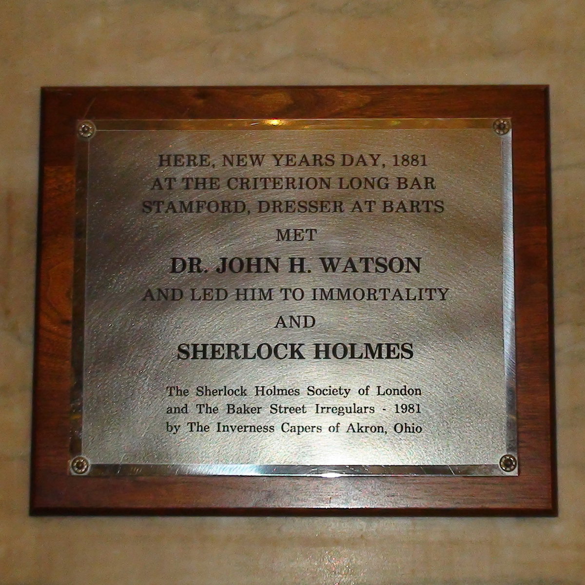 Памятная табличка в ресторане Критерион. "Здесь,  в день нового 1881 года в баре Критериона  Стэмфорд,  фельдшер больницы Сент-Бартс встретил доктора Джона Х.Ватсона и привел его к бессмертию и Шерлоку Холмсу.  Лондонское общество Шерлока Холмса и Нерегулярные  части Бейкер-стрит 1981  создано Инвернесс Кейперс из Акрона, Огайо"