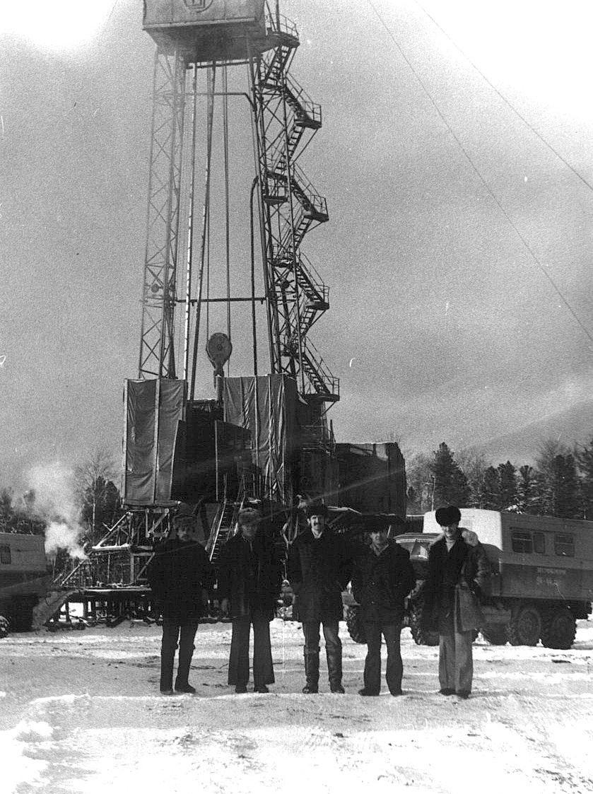 На буровой (Павел Плюхин в центре)