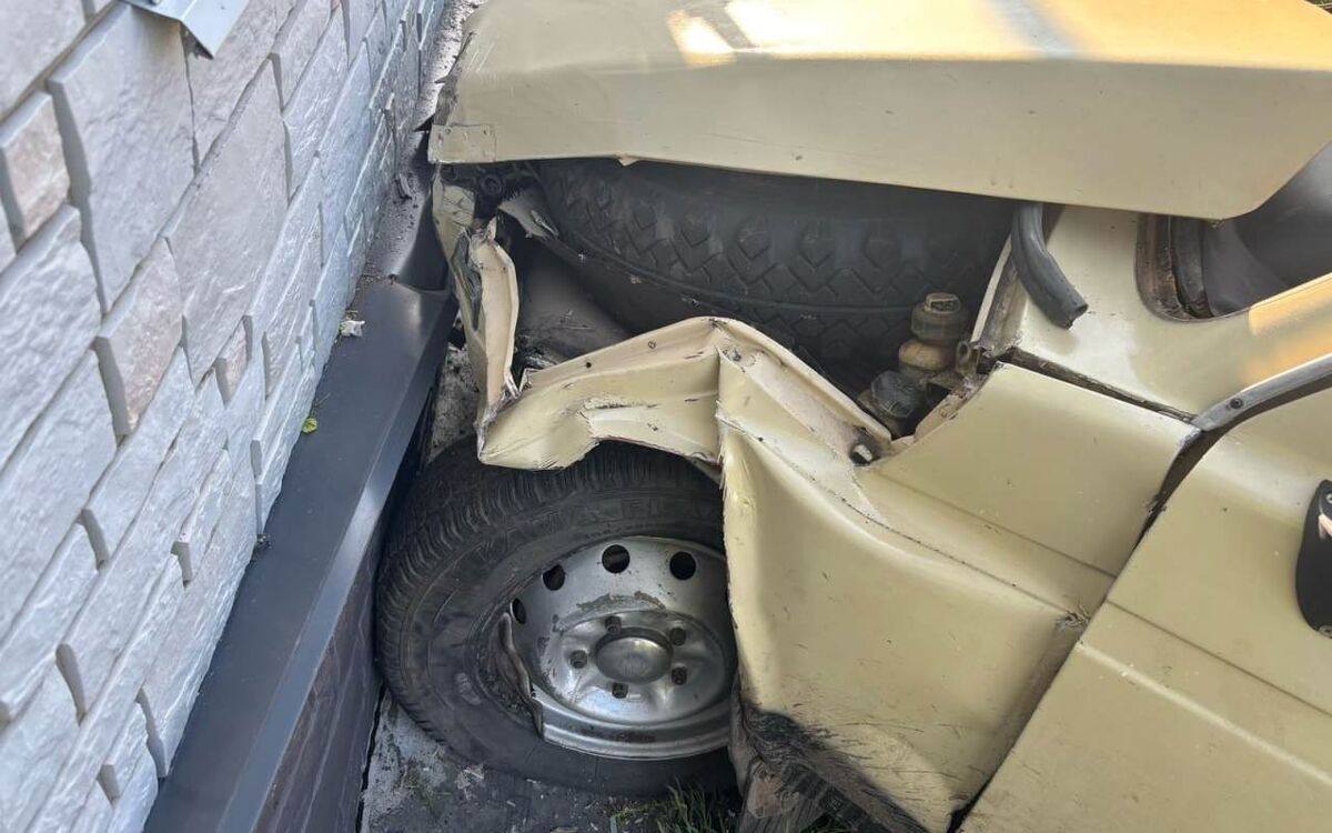    В Воронежской области легковой автомобиль врезался в дом телеграм-канал «Полиция Воронежской области»