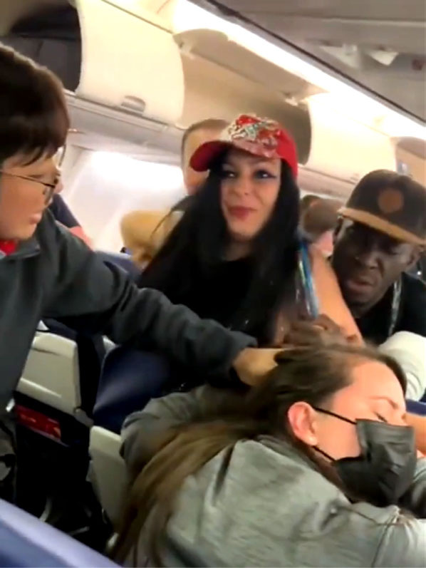 Драка в самолёте.