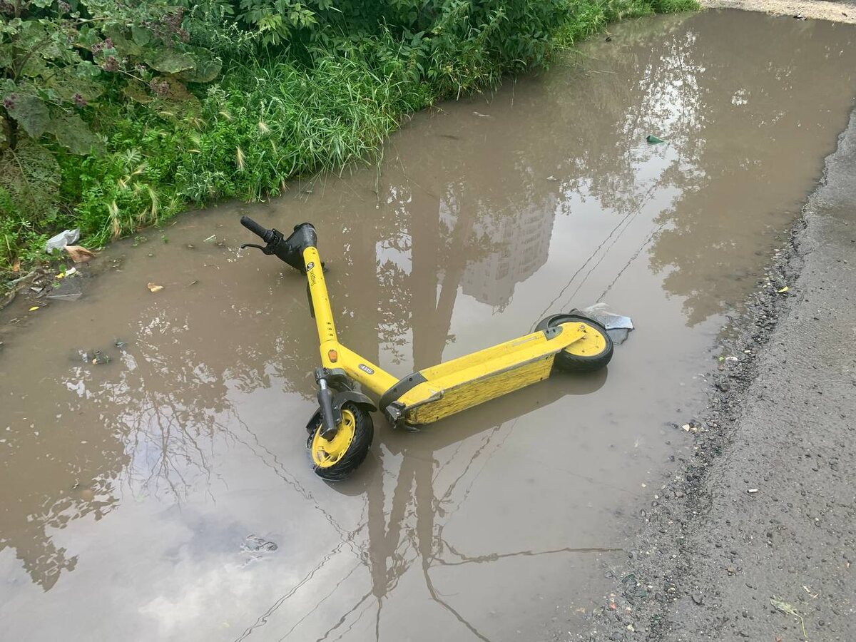 Автомобилист вместо оказания первой помощи самокатчику потребовал возместить ущерб для своего автомобиля.  Фото: Фото: ФедералПресс / Анастасия Алимпиева