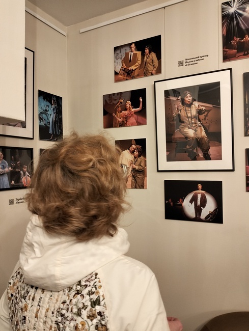 Мы немножко пофотографировали друг друга, но сцену - я постеснялась: очень хрупко всё, страшно ненароком сделать больно.