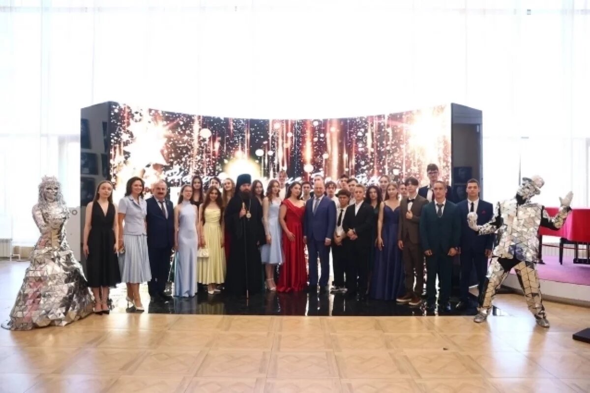    В Ростове прошло торжественное награждение выпускников-отличников