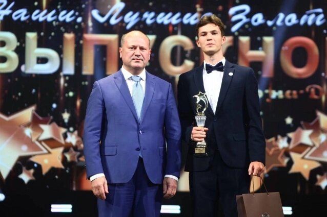    Александр Скрябин награждает отличившегося выпускника. Фото: ТГ-канал Александра Скрябина