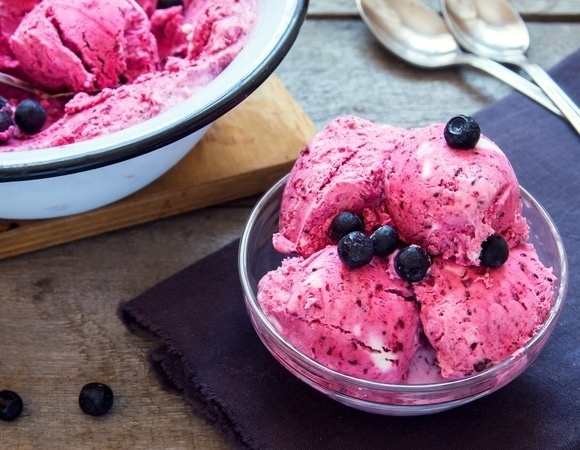 Домашнее мороженое из черной смородины — на сгущенке получается просто "вау"