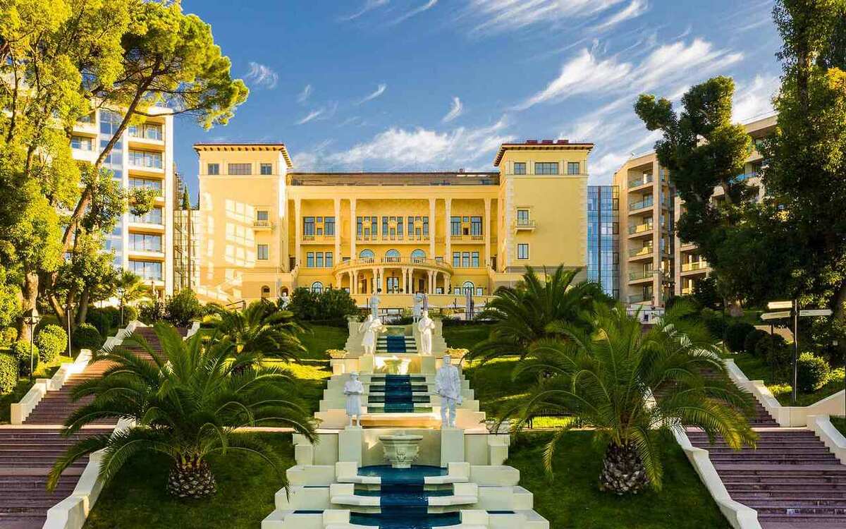    Группа ВТБ выставила на продажу отель Swissotel Resort Сочи Камелия за 10 млрд рублей Фото с сайта swissotelsochi.ru