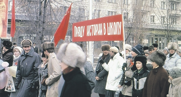 Студенты и преподаватели истфака на ноябрьской демонстрации 1988 года