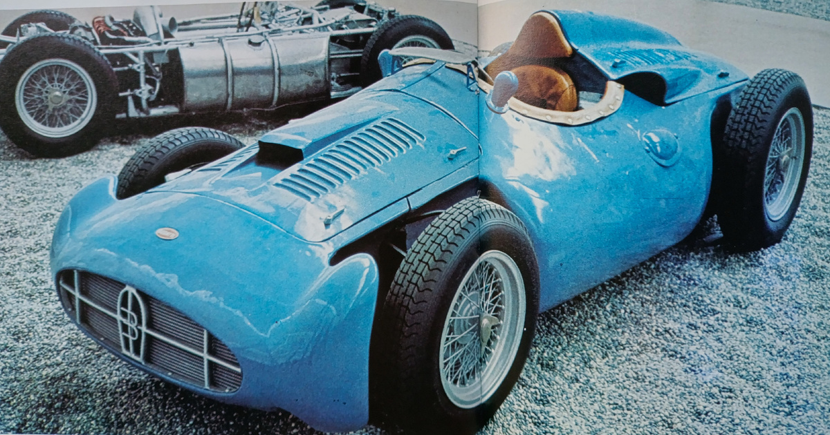 Две машины Type 251 в один из периодов экспозиции в музее Шлюмпфов