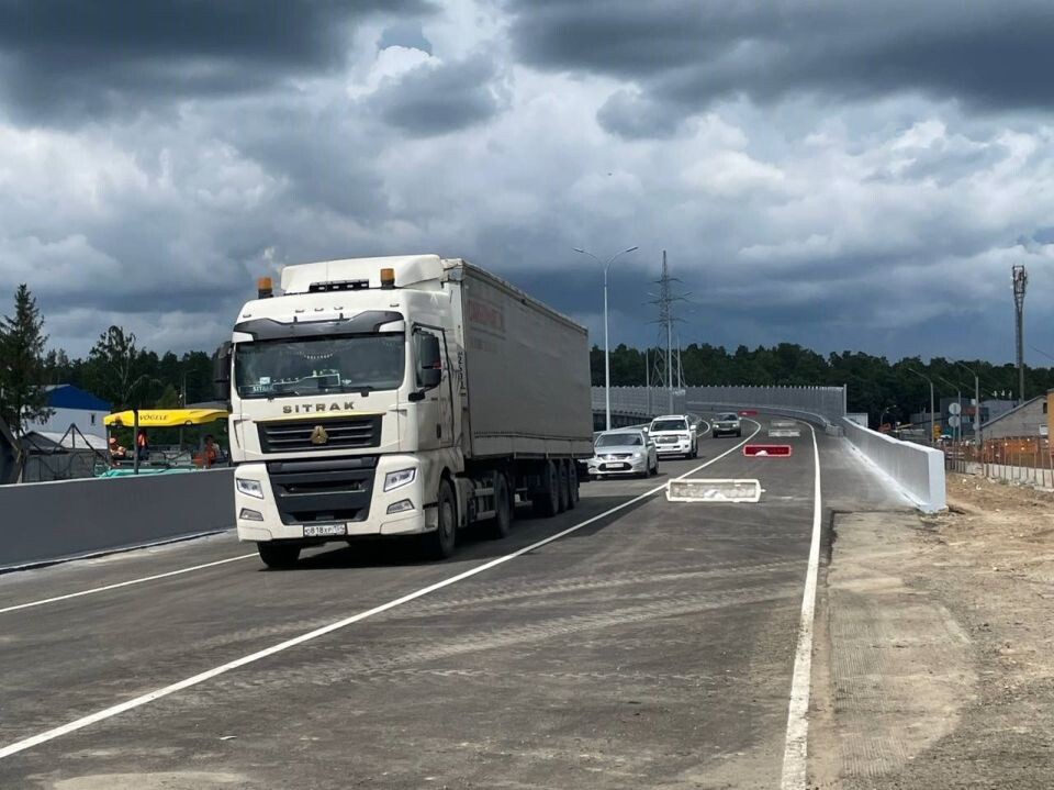    Открытие проезда по путепроводу на строящейся развязке в Барнауле. Источник: Виталий Барабаш