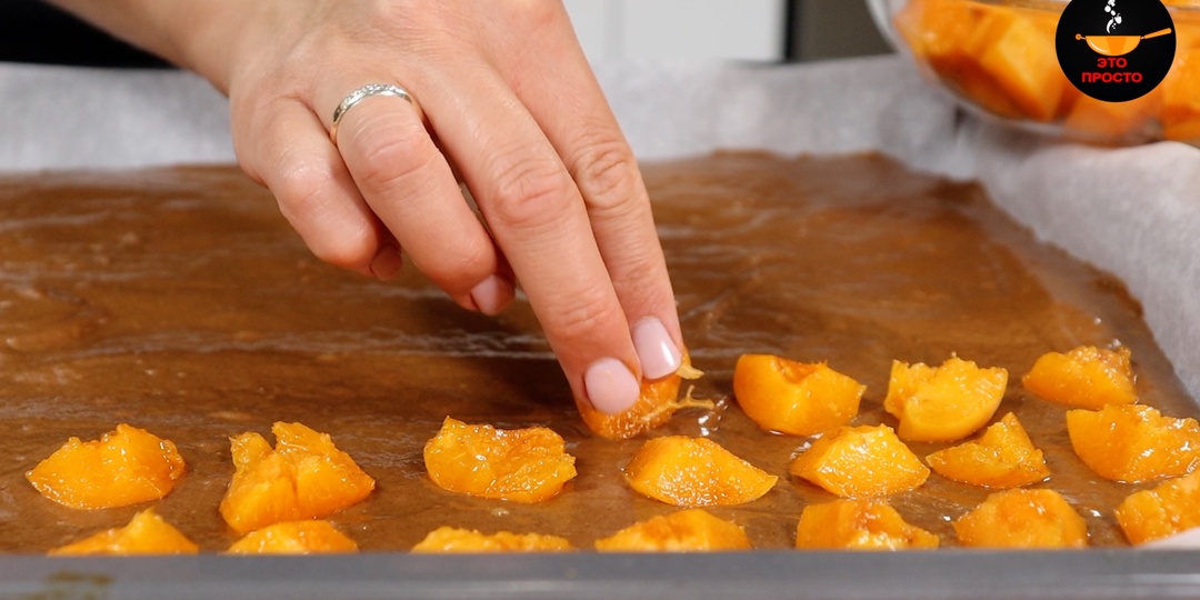 Идеальный пирог к чаю: шоколадный бисквит, абрикосы и творожный крем