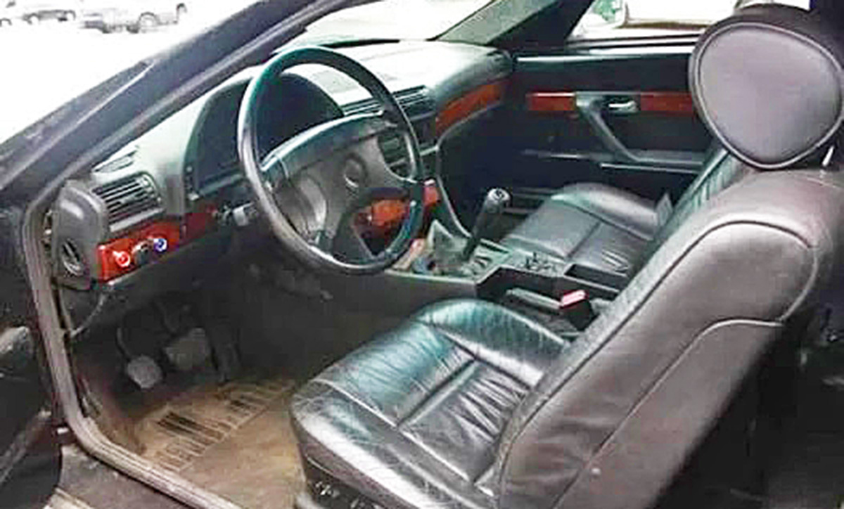 Двигатель V8 мощностью 286 л.с. не изменился, как и черный кожаный салон. 