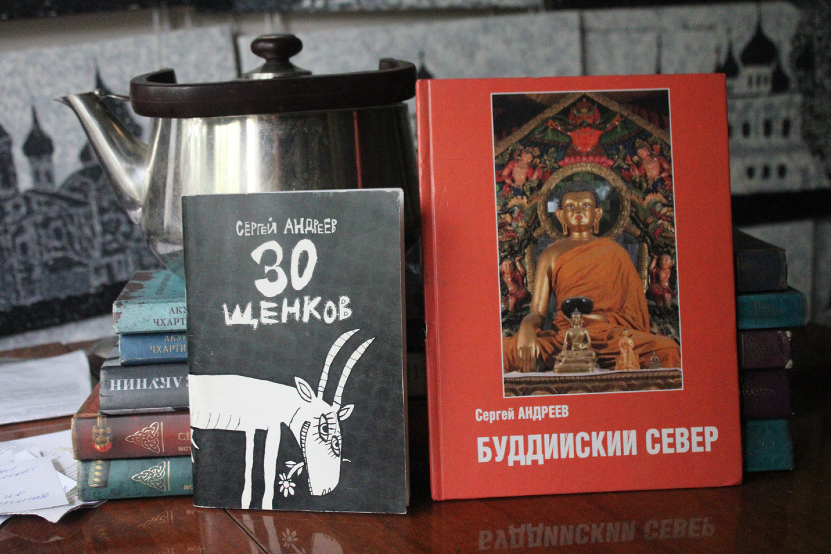 Чайник и книги в печатном виде