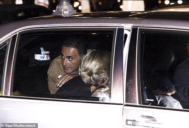 Последнее фото Дианы и Доди Аль-Файеда перед их смертельной автокатастрофой. В преддверии 10-й годовщины трагедии документальный канал Channel 4 объявил о неоднозначных планах показать кадры, снятые сразу после трагедии