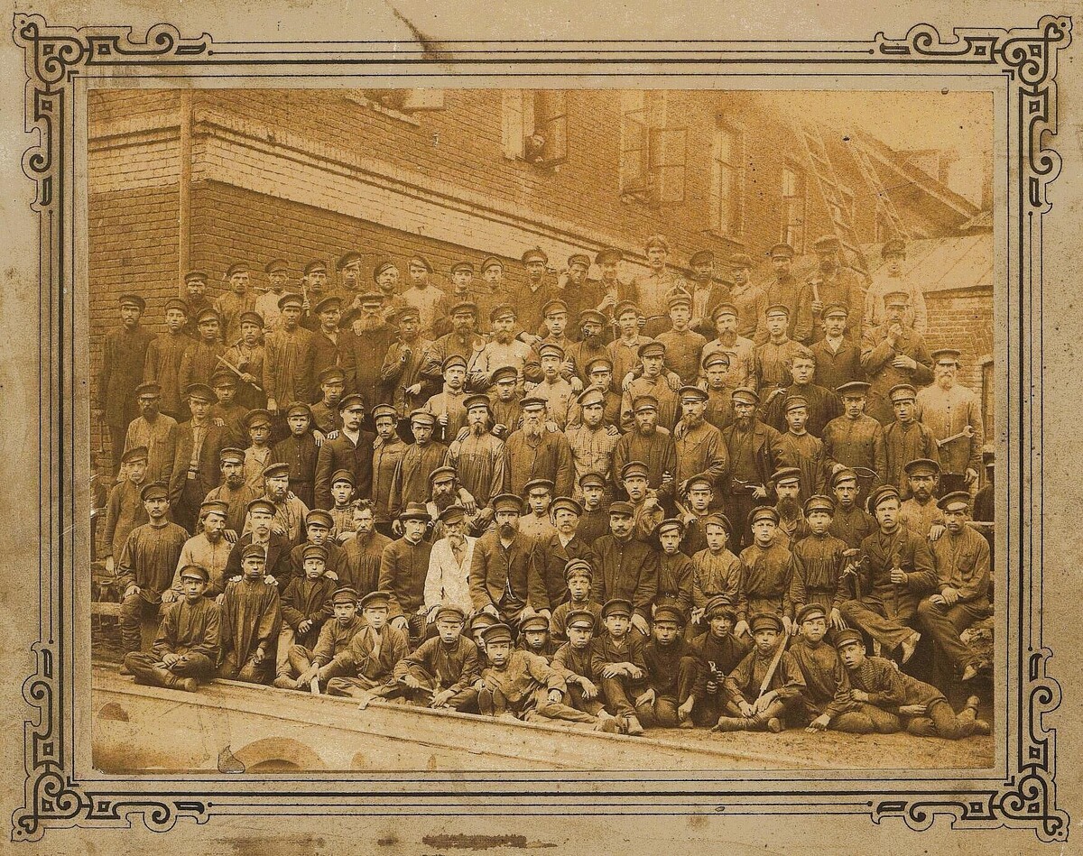 © Общественное достояние
Сормово. Рабочие, мастера и служащие механического цеха Сормовского завода. 1893 год