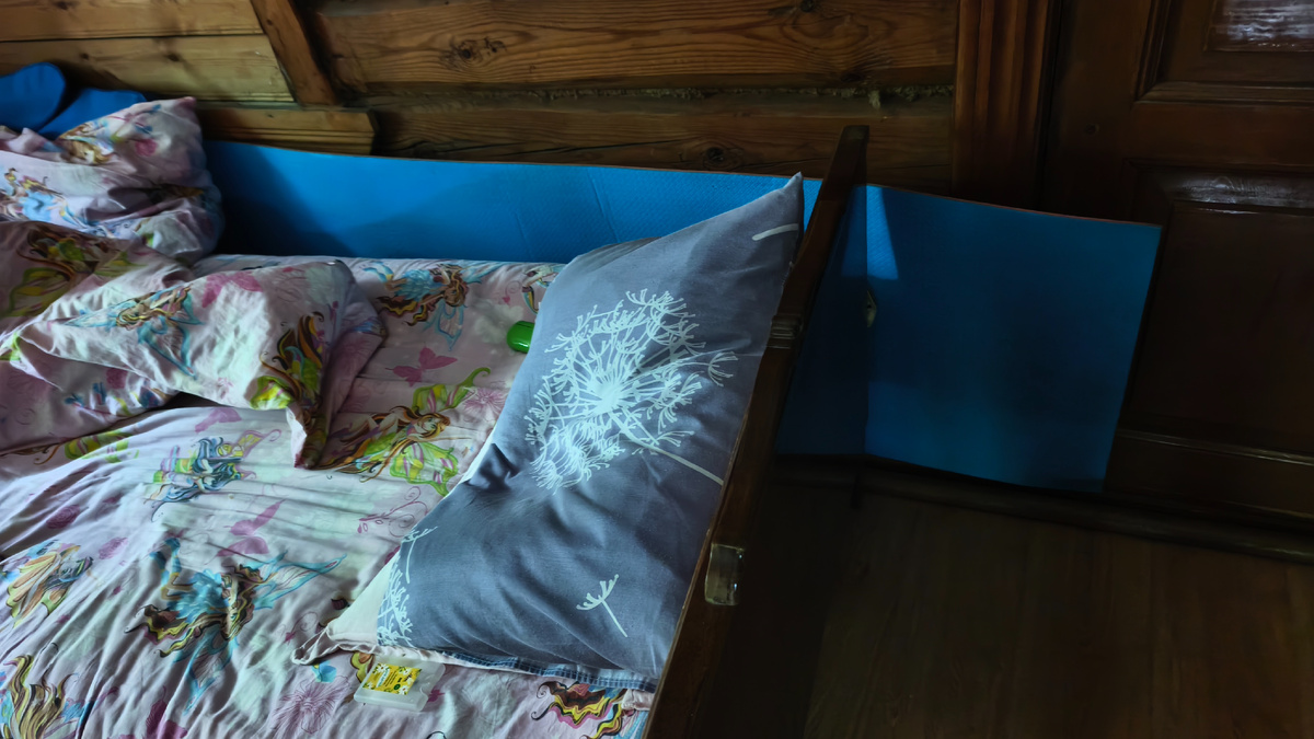 У меня этот коврик лежит за кроватью, чтобы был на виду. Стоит положить под кровать - и ты о нем забудешь!