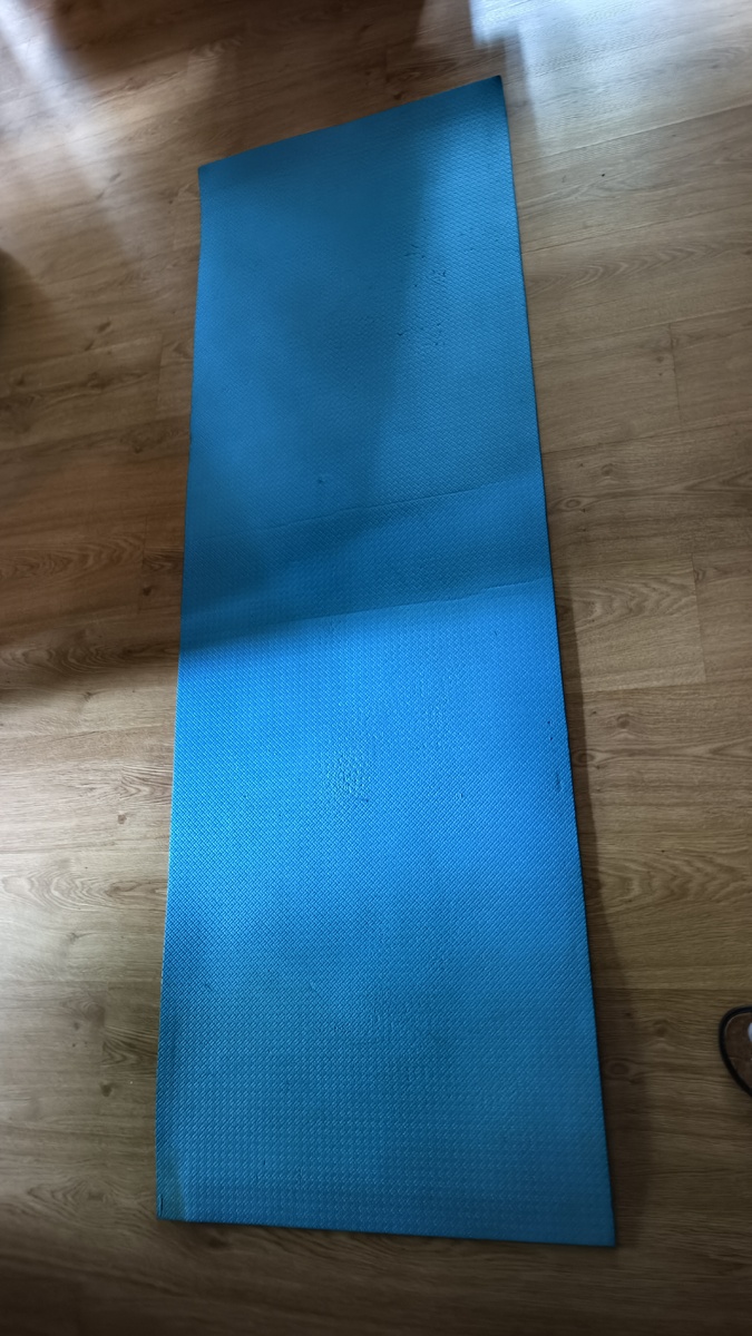 Вот так это выглядит. С другой стороны он розовый. Выбери себе сторону, которая будет всегда чистой, другая касается пола.