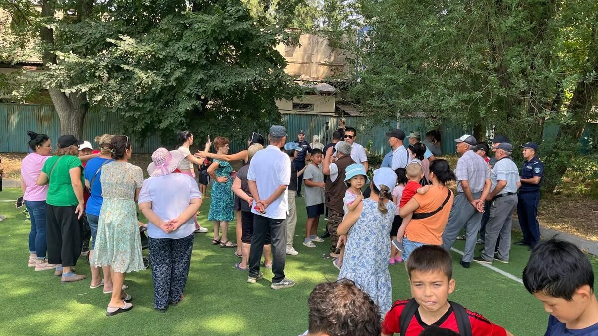 Очевидцы рассказывают про инцидент / © Sputnik/Айдана Дайырова