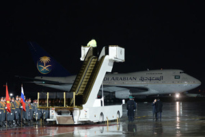    Король Саудовской Аравии возит с собой трап-эскалатор, достающий до верхней палубы Боинга-747