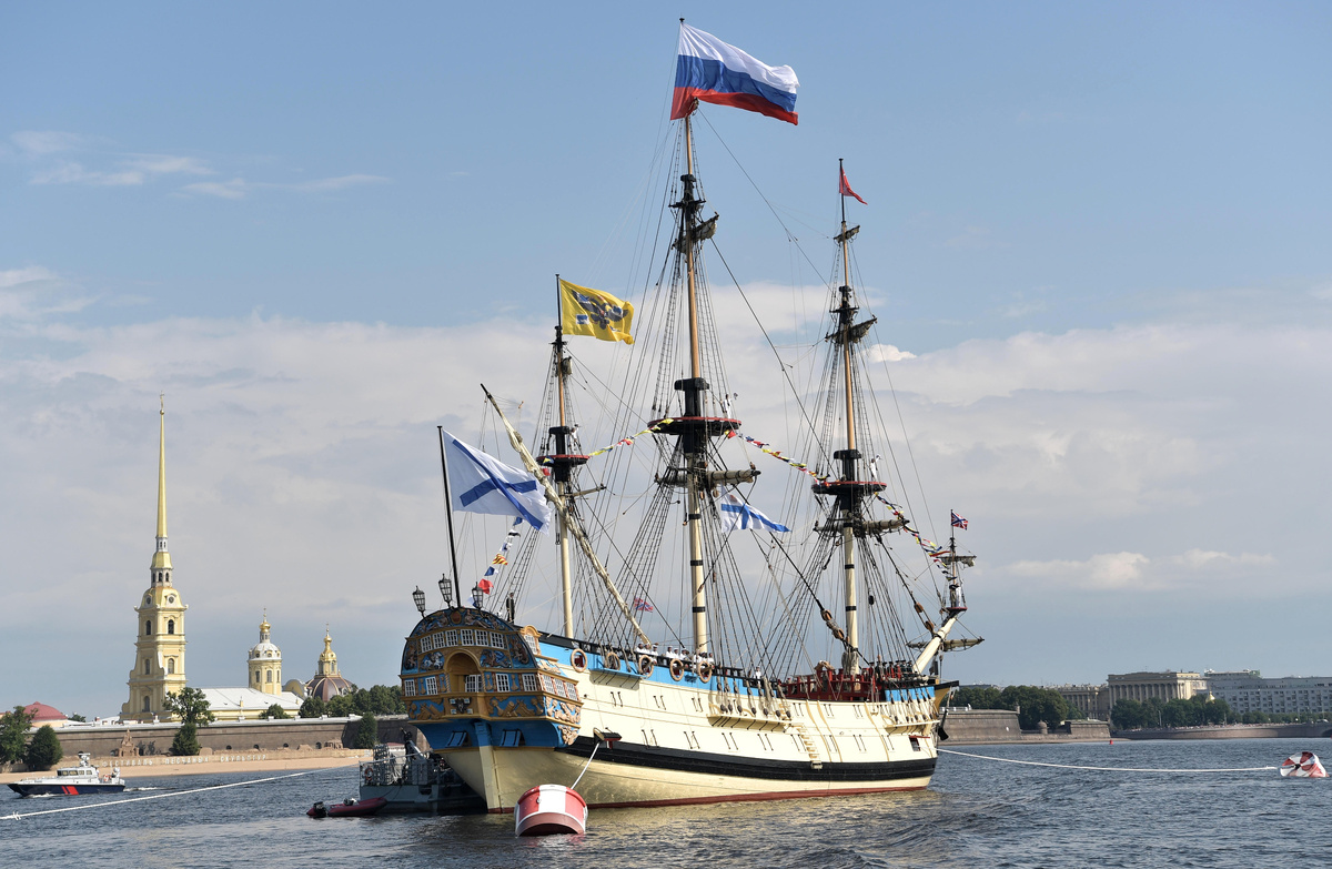 28 июля 2019. 54-пушечный линейный корабль 4 ранга "Полтава" на Главном военно-морском параде по случаю Дня Военно-морского флота РФ в Санкт-Петербурге.
©РИА Новости / Алексей Никольский / Медиабанк