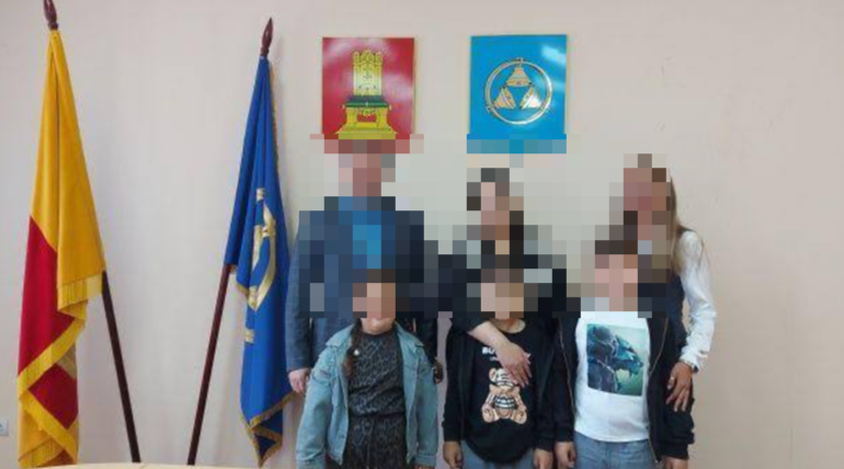    Ивановы на вручении ключей. Скриншот: Телеграм-канал "Многонационал"